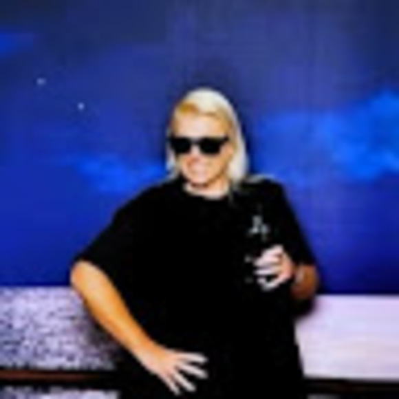 Meet your Posher, Jules - Picture 1 of 1